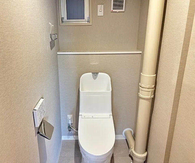 コーポ根岸のトイレ|落ち着いた色調のトイレです