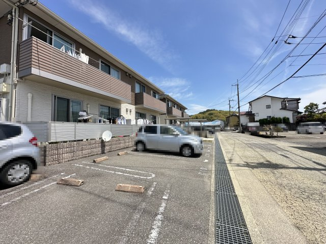 シャーメゾン・アゼリア D棟の駐車場