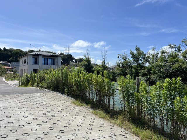 オーシャンビュー！敷地面積約101坪の眺望良好建築条件なしの広大な売地の前面道路含む現地写真