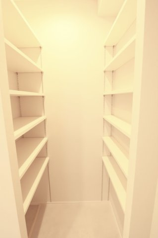 【収納】 | スワローハイツ山荘通 | オープンなシューズクローゼットはその日に履きたい靴をサッと選ぶことができます