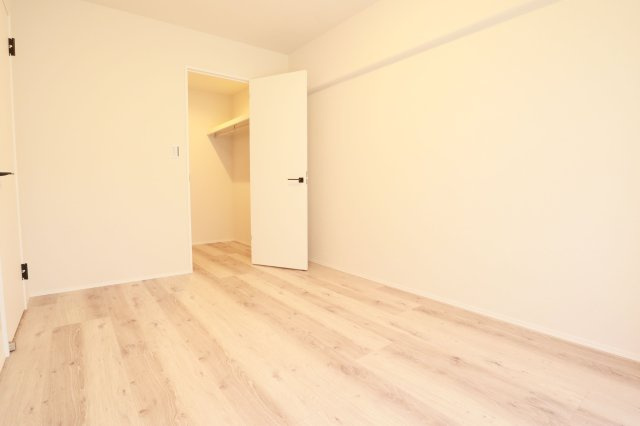 【洋室】 | スワローハイツ山荘通 | 6.1帖の洋室。バルコニーに面した明るい洋室で換気や採光ばっちりです