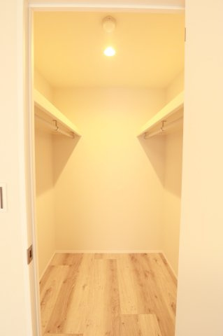 【収納】 | スワローハイツ山荘通 | ウォークインクローゼット。季節物の洋服や、普段使いの鞄を収納したり多様な使い方ができます