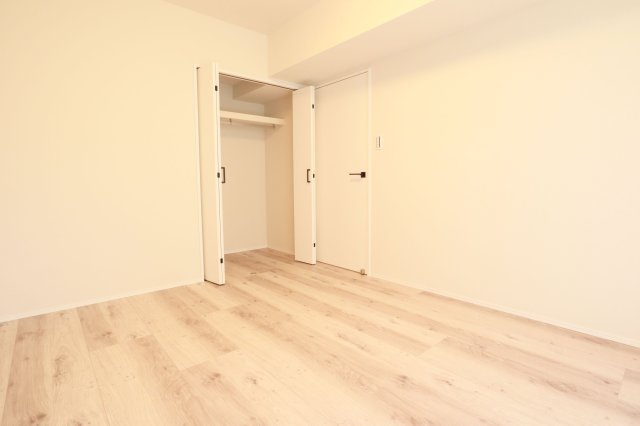 【洋室】 | スワローハイツ山荘通 | 各部屋にはクローゼットを完備しています！収納が多いお家はすっきりして快適空間です