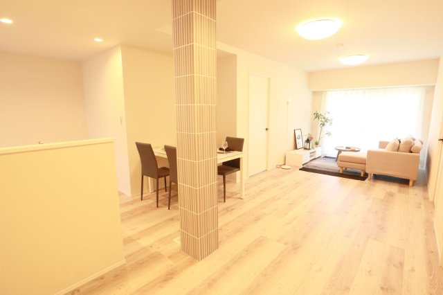 【居間・リビング】 | スワローハイツ山荘通 | 南西向きのバルコニーに面したリビングは陽当り風通良好で、プライベートタイムを居心地良くしてくれます