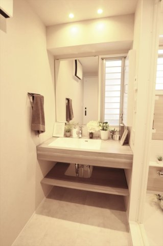 【独立洗面台】 | スワローハイツ山荘通 | 身支度が整えやすい大きな鏡の洗面台です
