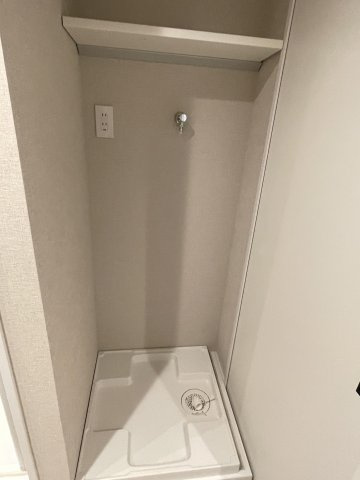 【ランドリースペース】 | スワローハイツ山荘通 | 洗濯機置き場の上部のスペースには洗剤等を置ける棚が設置されています