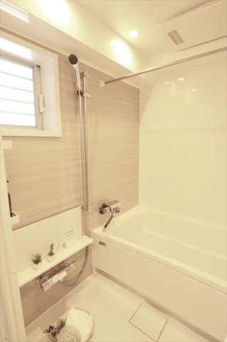 【浴室】 | スワローハイツ山荘通 | 浴室に窓があるので換気がしやすくカビの発生を抑えられます。浴室乾燥機も付いています