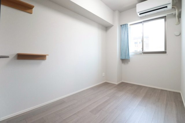 【洋室】 | 【洋室】約6帖の主寝室（洋室1）にはWIC付き！腰窓仕様で断熱性も高い快適空間です。