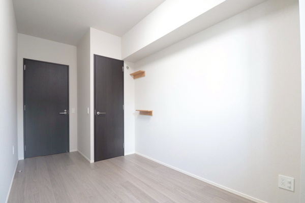 【洋室】 | 【洋室】WICは換気口付きで湿気がこもりにくく安心♪中にはコンセントもあるので、除湿器やライトの使用にも◎