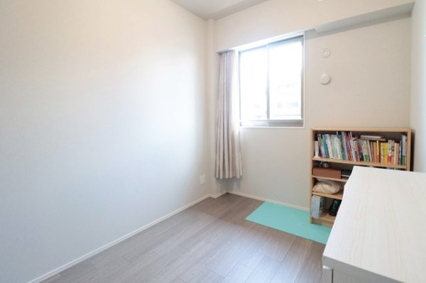 【洋室】 | 【洋室】リビング横の洋室（2）は東向きで明るく、窓付きで風通しも◎柱や大きな梁がなく、天井が高いので広々と感じられるお部屋です♪