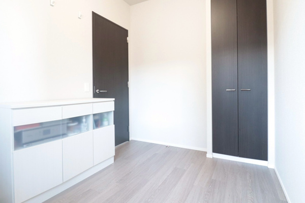 【洋室】 | 【洋室】洋室（2）のクローゼットは天井までたっぷり使える大容量！季節物の収納にも便利です♪