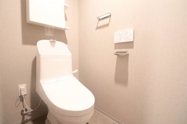 【トイレ】 | 【トイレ】手洗いシンク付きの清潔感あるトイレ。吊戸棚があり収納も◎。棚脇のスペースには小物を飾って楽しめます。