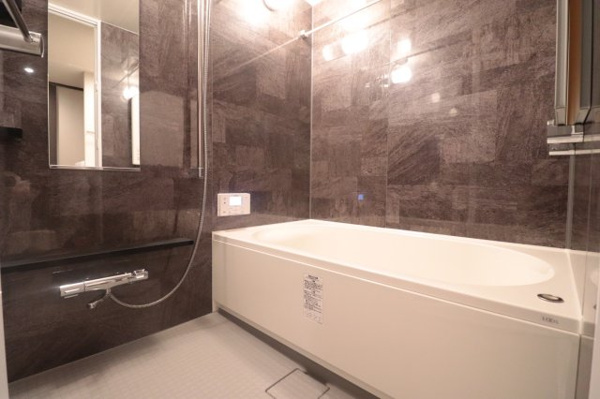 【浴室】 | 【浴室】1418サイズの広めのお風呂。落ち着いた内装で、ゆっくりリラックスできます♪