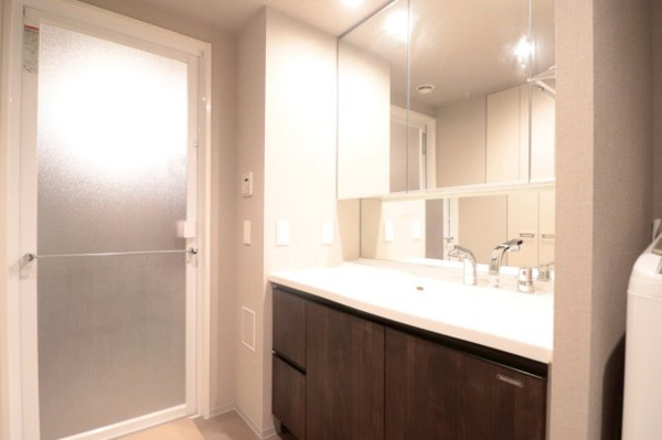 【独立洗面台】 | 【洗面室】チャイルドミラー付きの独立洗面台は、ゆったり使えるワイド設計！