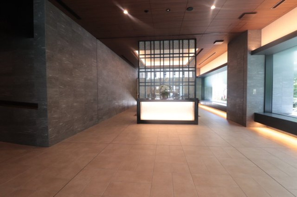 【エントランス】 | 【エントランスホール】大きなピクチャーウィンドウには、照明により柔らかな表情を構えた庭園風景が広がります。