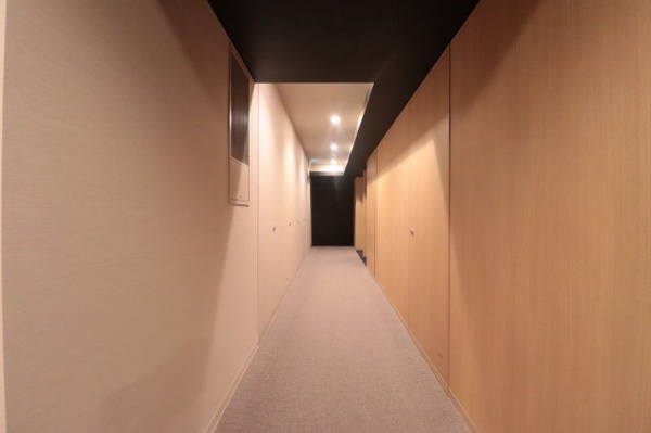 【その他共用部分】 | 【廊下】木の温かみを残すやわらかい雰囲気の廊下です◎