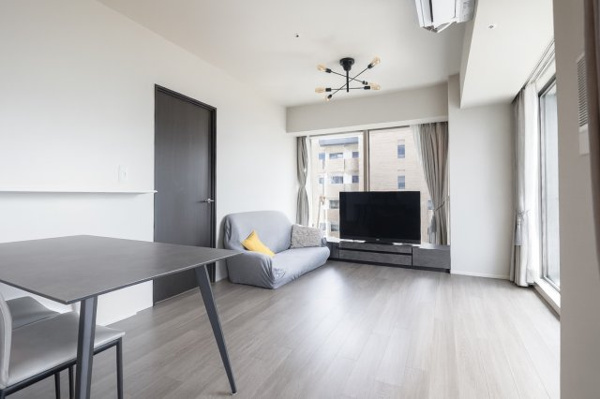 【居間・リビング】 | 【リビング・ダイニング】窓が多くて明るく開放感たっぷり！冬は日差しでぽかぽか暖かく、夏は窓フィルムで涼しく快適に過ごせます♪