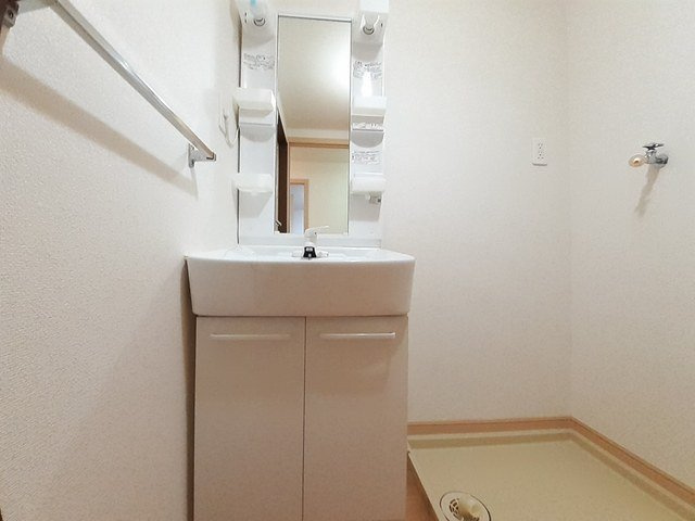 ウインドスクエアの洗面所|明るい洗面所です