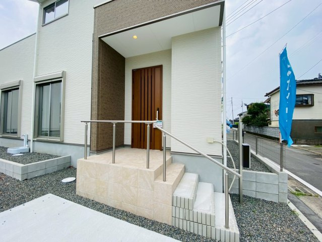 よかタウン／南区白石町2期／１号棟のエントランス|開放感のある玄関。雨の日でも濡れずに宅配の荷物が受け取れます。