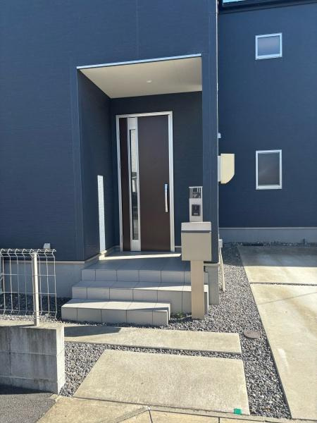 岡崎市蓑川町・中古戸建の玄関|訪れる人を心地よく迎え入れます。