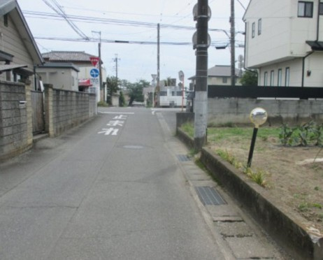 伊勢崎市寿町 1170万 土地の前面道路含む現地写真