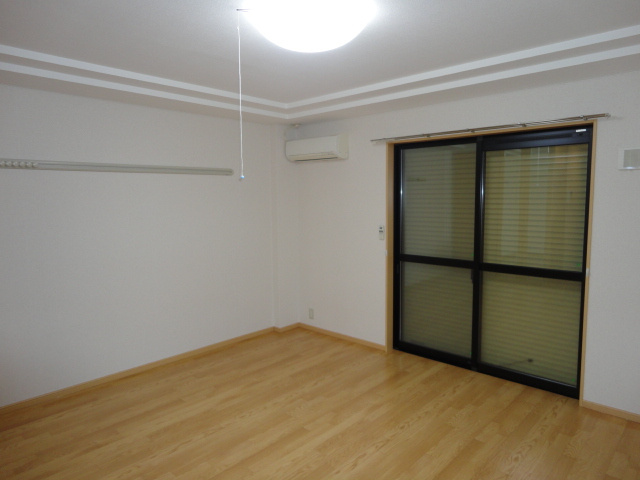 フレッシュパレス堀越の寝室|エアコン・シャッター雨戸