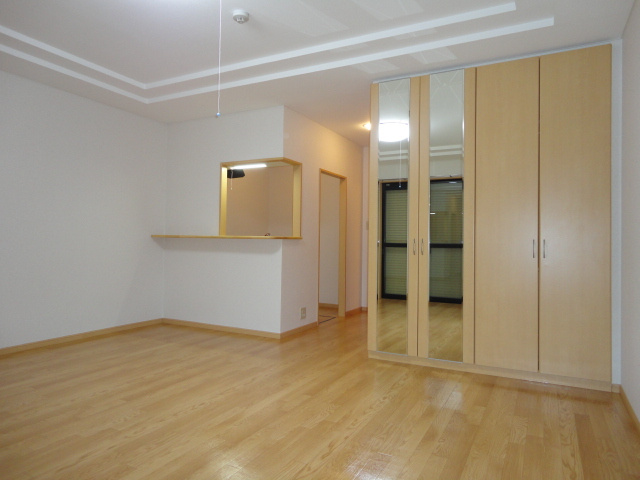 フレッシュパレス堀越の居間・リビング|洋室(姿鏡付ＣＬ)