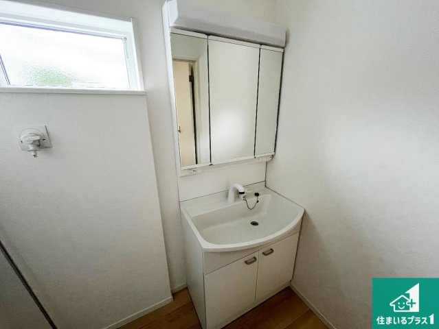 大津市坂本　第33期　新築一戸建ての独立洗面台|清潔感のある洗面台です。フラットな鏡は掃除がしやすく毎日清潔！鏡裏には収納があるのでスッキリとした洗面台が保てます。