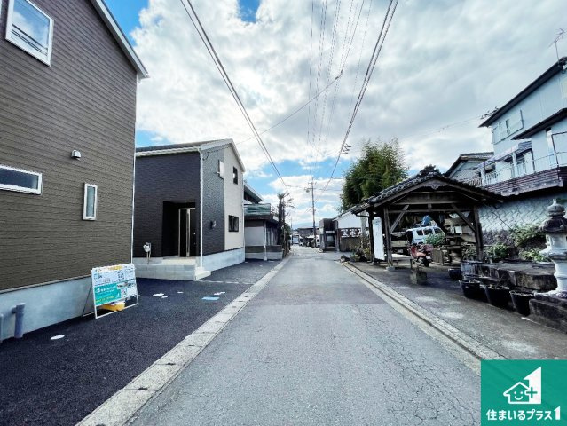 大津市坂本　第33期　新築一戸建ての前面道路含む現地写真|周辺は閑静な住宅街！前面道路広々で車の出し入れも便利です。駐車が苦手な方でも安心して車庫入れできます！
