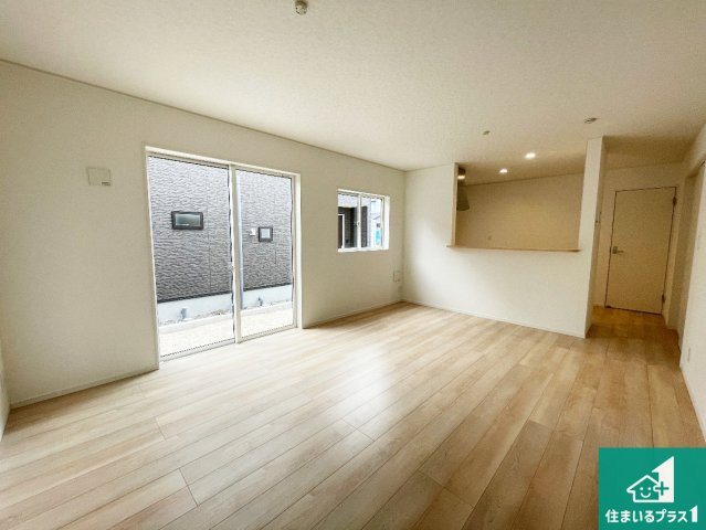 大津市坂本　第33期　新築一戸建ての居間・リビング|日当たり良好の明るいリビングで朝の目覚めもスッキリできそう！対面キッチンでご家族のコミュニケーションも自然と増える設計！小さなお子様が遊ぶスペースを作っても広々とくつろげるLDK！