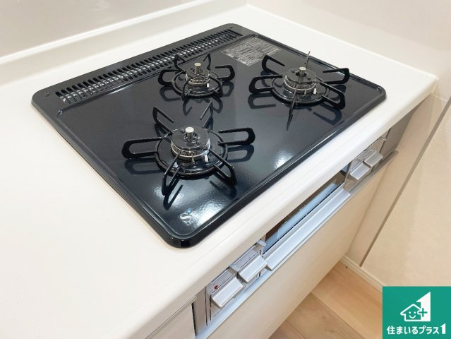 大津市坂本　第33期　新築一戸建ての設備|ダブル高火力Ｓｉセンサー付きコンロ！３口あるので、まとめて料理をする時も大活躍！