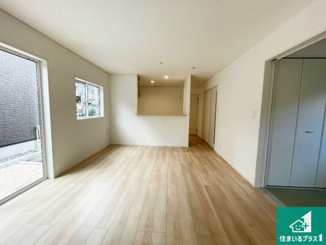 大津市坂本　第33期　新築一戸建ての居間・リビング|シンプルなリビングは、観葉植物等のインテリアを楽しめますね！パパ好みにも、ママ好みにも家具次第で雰囲気を変えることができます！