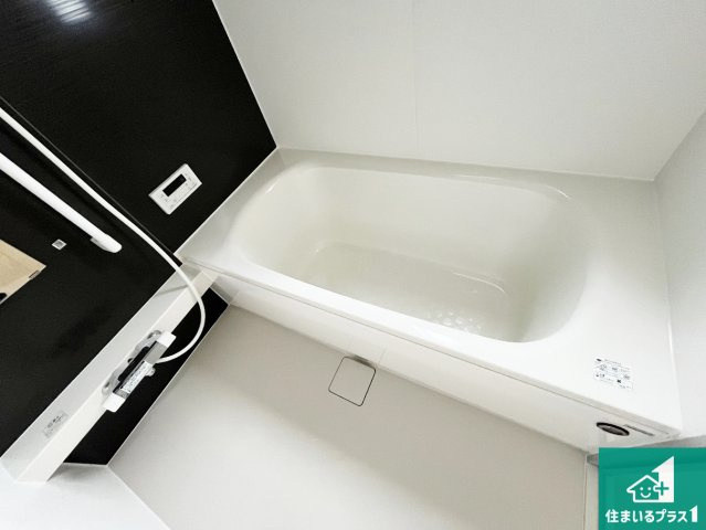 大津市坂本　第33期　新築一戸建ての浴室|足をゆったり伸ばして寛げる浴槽です。窓が設けられていますので差し込む光が明るく穏やかな雰囲気にしてくれます♪浴室乾燥機も設置しているので、雨の日の洗濯物も安心です♪