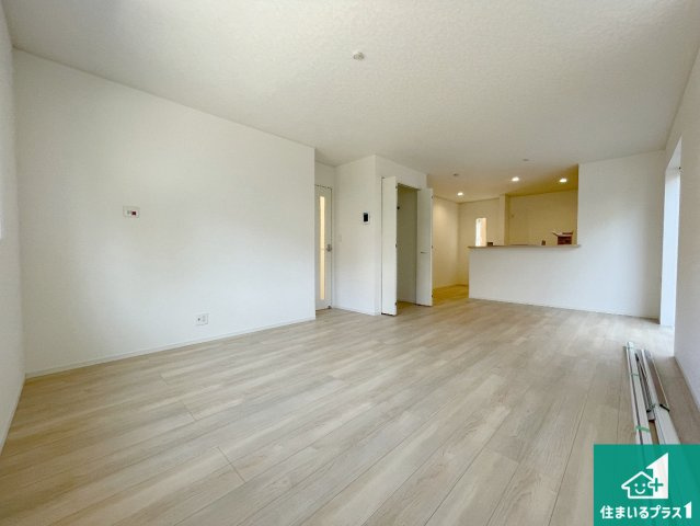 大津市坂本　第33期　新築一戸建ての居間・リビング|日当たり良好の明るいリビングで朝の目覚めもスッキリできそう！対面キッチンでご家族のコミュニケーションも自然と増える設計！小さなお子様が遊ぶスペースを作っても広々とくつろげるLDK！