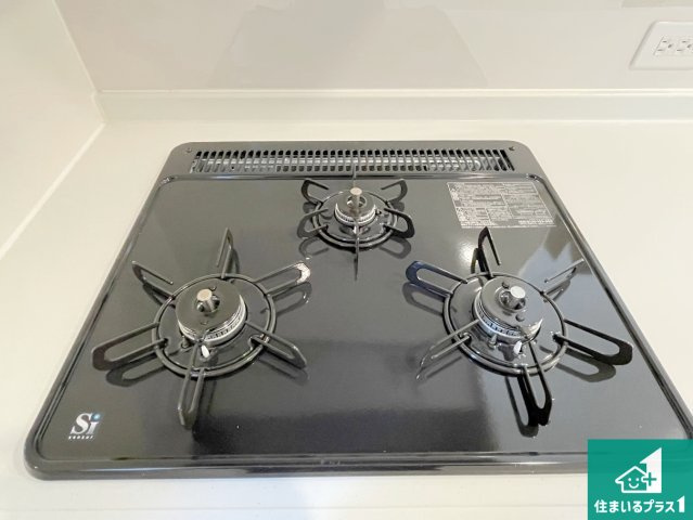 大津市坂本　第33期　新築一戸建ての設備|ダブル高火力Ｓｉセンサー付きコンロ！３口あるので、まとめて料理をする時も大活躍！