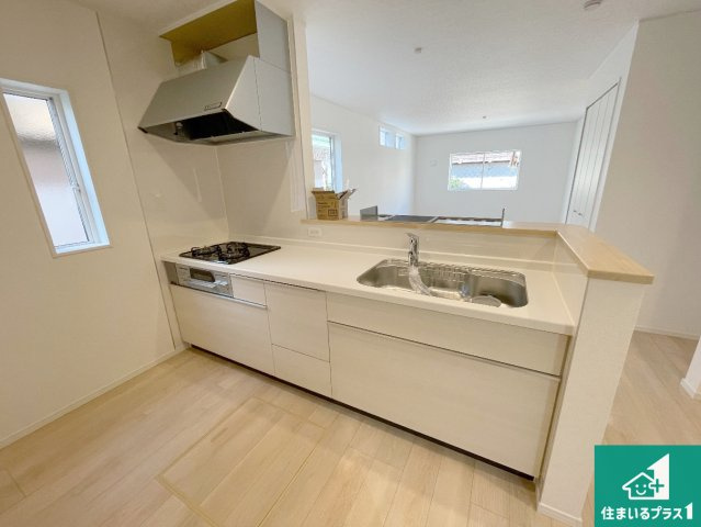 大津市坂本　第33期　新築一戸建てのキッチン|リビングと統一感があり、使い勝手のいいキッチン。広々としているので、二人並んで作業が出来ちゃいます。お子様と一緒に色々なお料理に挑戦できるスペースがあります。