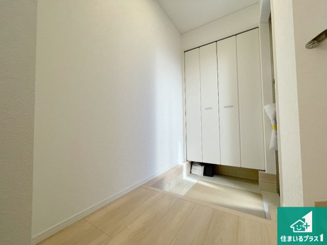 大津市坂本　第33期　新築一戸建ての玄関|シューズボックスにはたくさんの靴が収納できるので玄関周りはいつもスッキリ！ご家族が増えても安心！
