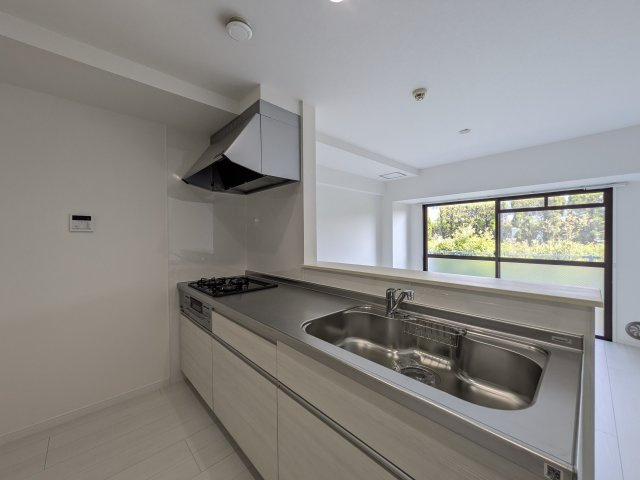 【キッチン】 | リビングで遊ぶお子様を見守りながらお料理ができる対面キッチン