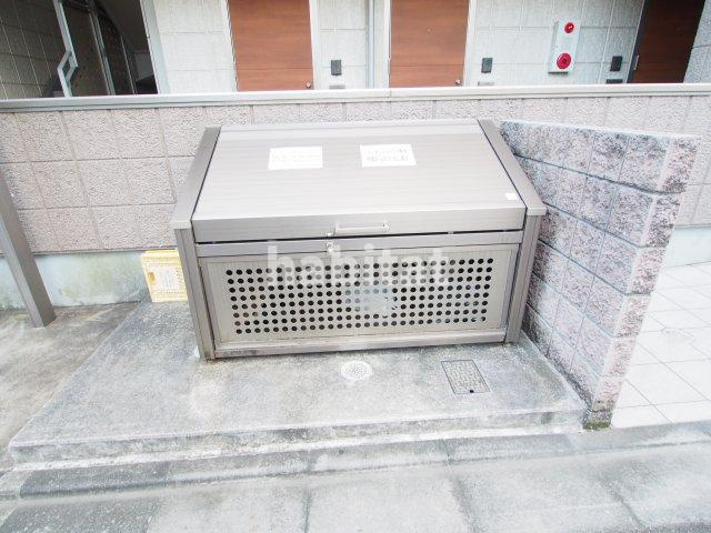 【その他共用部分】 | バーガンディハウス | 日々の生活に欠かせない敷地内ゴミストッカー完備