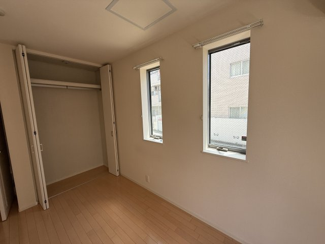 【居間・リビング】 | バーガンディハウス | 窓が多く明るさのお部屋です♪
