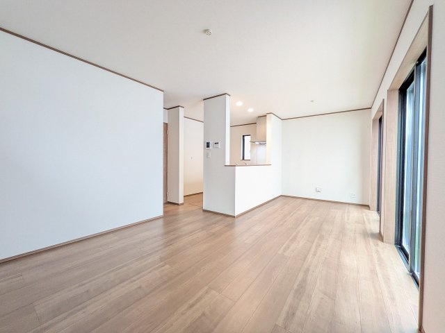 八王子市　大和田町　新築一戸建て　６期の居間・リビング|～15.03帖の明るいLDKで、家族団欒の時間をお過ごしいただけます～