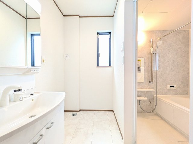 八王子市　大和田町　新築一戸建て　６期の脱衣所|～窓付きで明るい洗面所　換気もしやすいです～