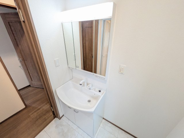 八王子市　大和田町　新築一戸建て　６期の独立洗面台|～３面鏡付きの独立洗面台　細々している物をスッキリ収納出来ます～