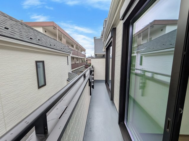 八王子市　大和田町　新築一戸建て　６期のバルコニー|～2部屋から出入り可能なバルコニー～