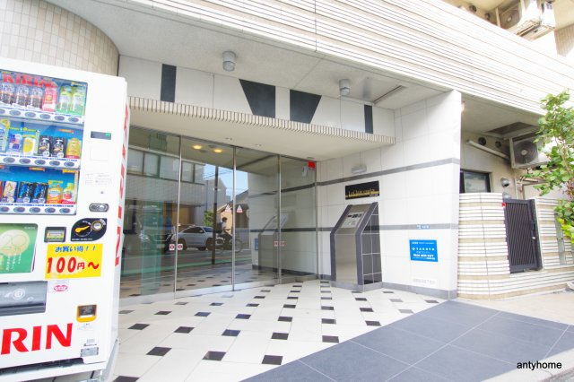 リッジ江坂（旧：ルクレ江坂）　仲介手数料無料のエントランス