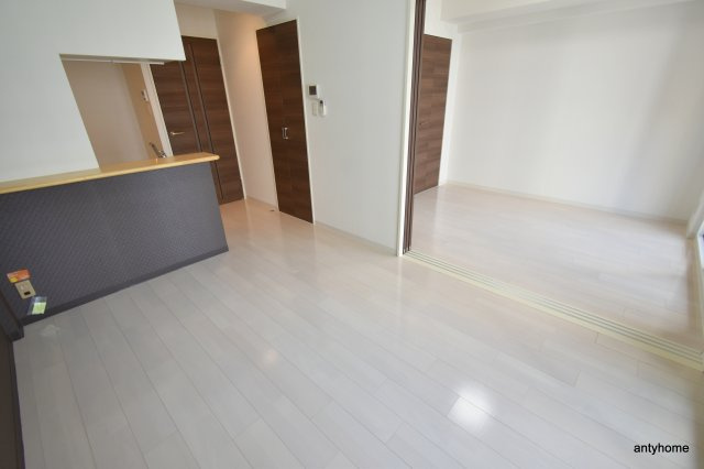 Luxe新大阪1　仲介手数料無料の居間・リビング