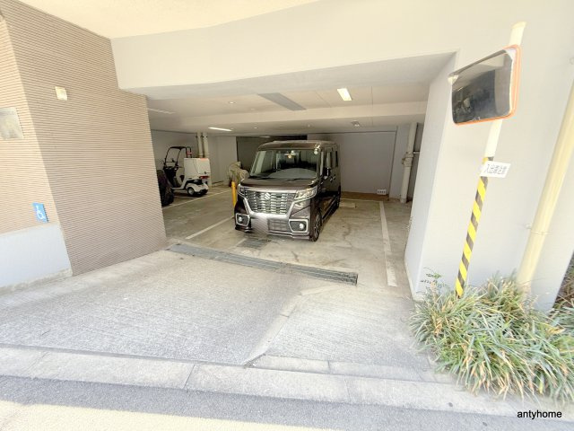 エステムプラザ難波WESTリバークロス　仲介手数料無料の駐車場