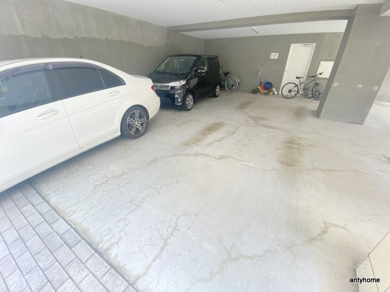 セレブコート安堂寺　仲介手数料無料の駐車場