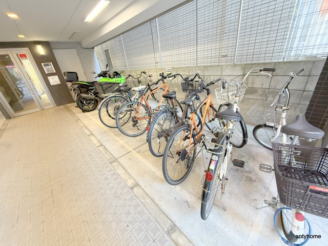 グランパシフィック難波元町　仲介手数料無料の駐車場