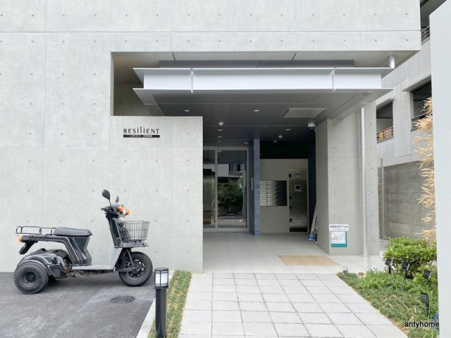 レジリエント江坂穂波町　仲介手数料無料のエントランス
